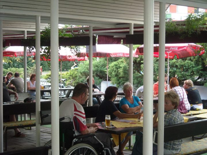 Zábava na terase - Tábor - Restaurace U Soudku ,.,,. 003
